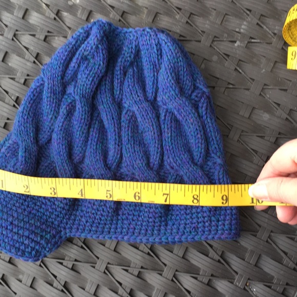 Hand Knit Messy Bun Hat/Toque - Picture 5 of 6